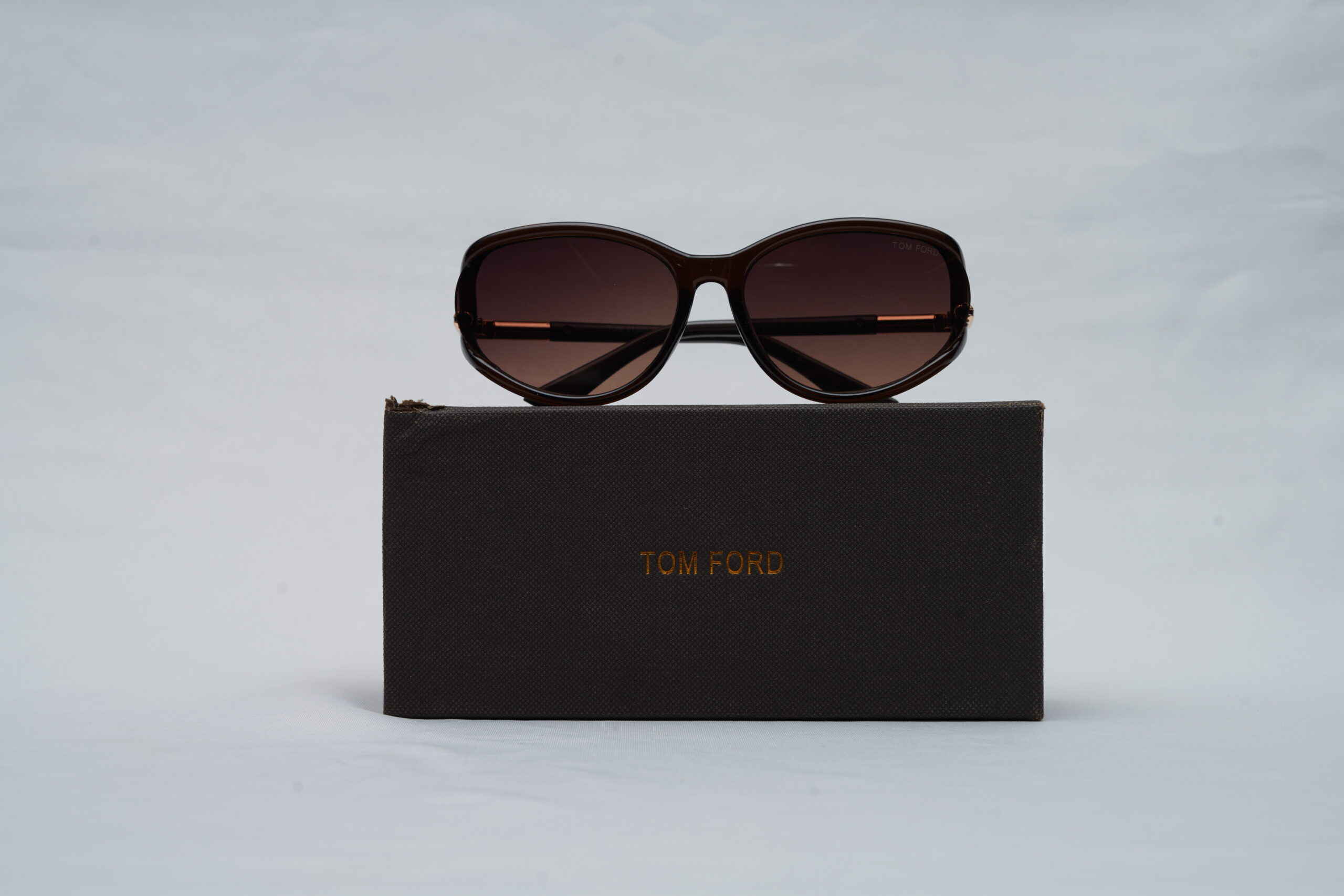 Tom Ford Full-Rim Rounded Sunglasses – Shiny Dark Brown with Brown Gradient Lenses