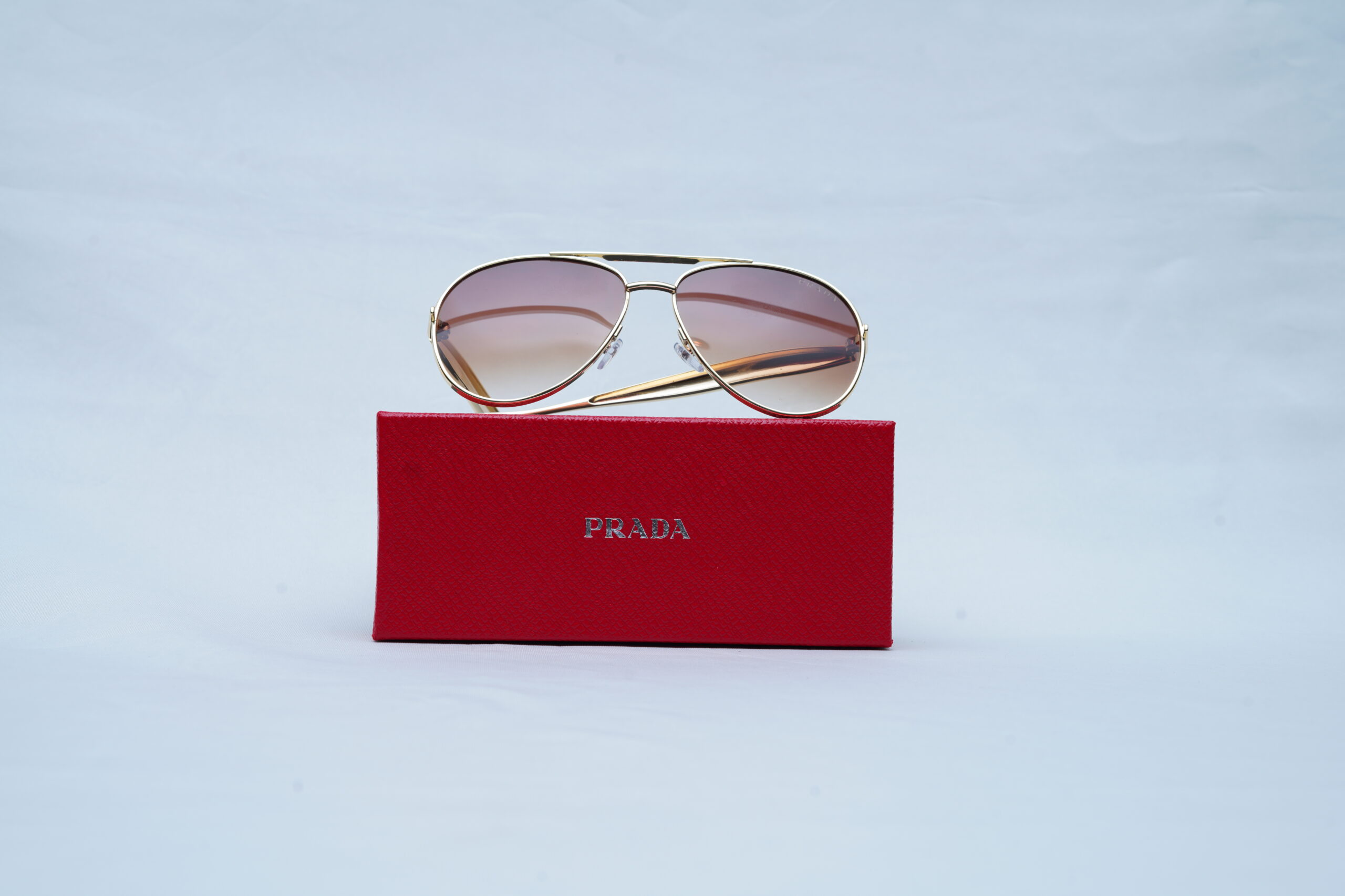 PRADA Gold Wire Classic Pilot Shades – Luxury Brown Gradient Sunglasses